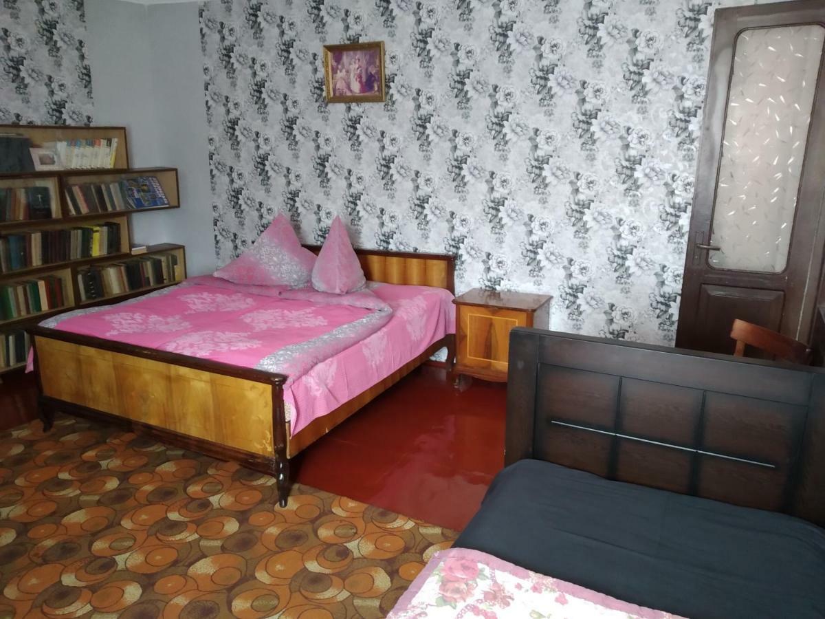 Downtown Guest House Koetaisi Buitenkant foto